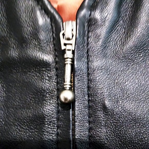 Women's Black Leather Classic Wing Signature Zip Up Moto Vest  As New Sz M - Picture 3 of 9